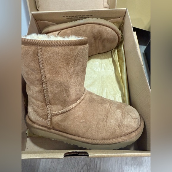 UGG Classic II Boots  kids SIZE 1 - Picture 1 of 3